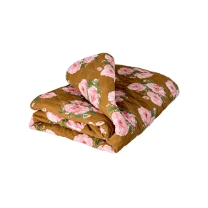 Quiltt�ppe med blomsterprint af Fiesta Rose