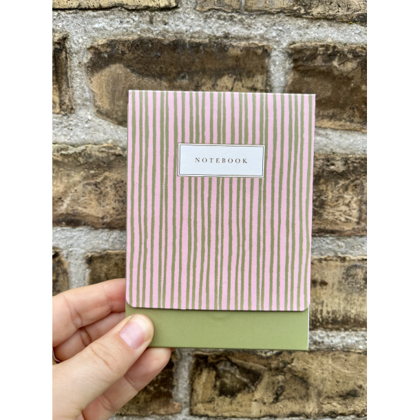 The Great Brittish, Stephanie Dyment, Notebook med magnetlukning, Gr�n og lyser�d med striber