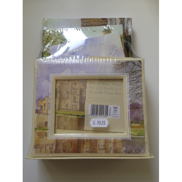 ske med diverse papirvare til skrivebordet