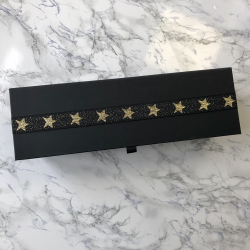 ske til vinflaske, sort med guld stjerner