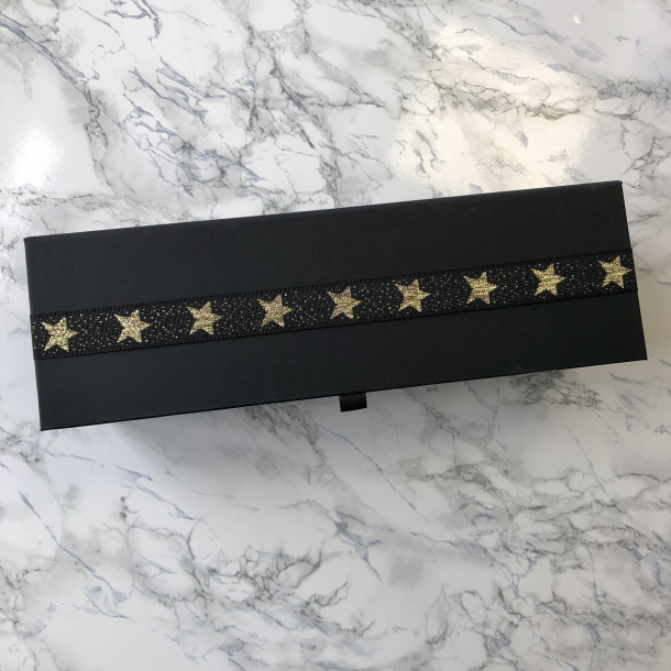 ske til vinflaske, sort med guld stjerner