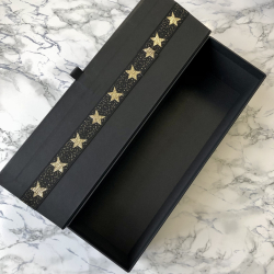 ske til vinflaske, sort med guld stjerner