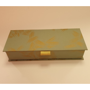 Artebene ske med mnster og guld detaljer