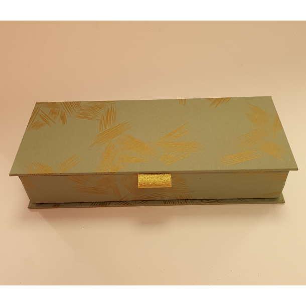 Artebene ske med mnster og guld detaljer