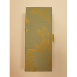 Artebene ske med mnster og guld detaljer