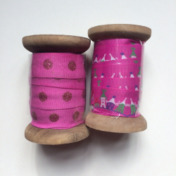 Bomuldsbnd, 15mm, pink med huse, 3m