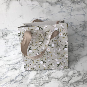 Gavepose, Sommerfugle og hvide blomster, lille