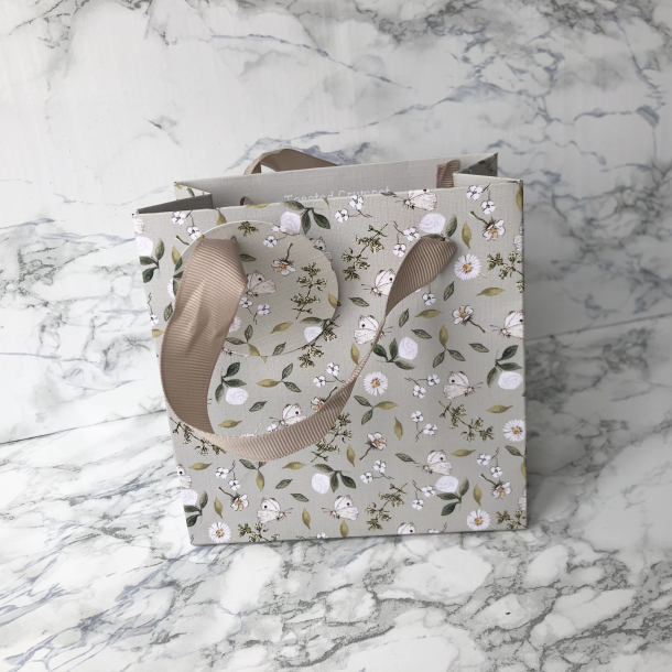 Gavepose, Sommerfugle og hvide blomster, lille