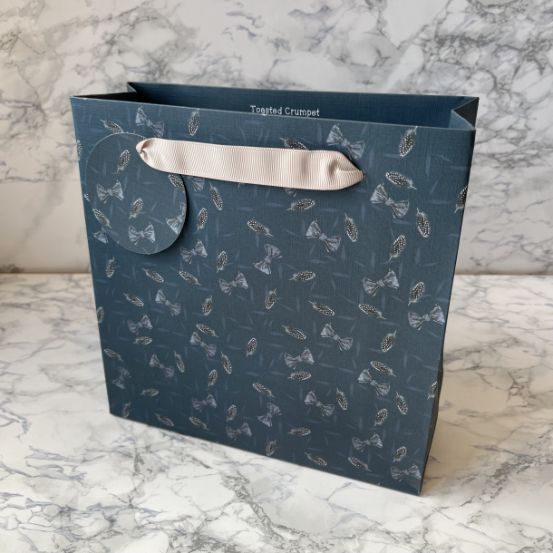 Gavepose, Toasted Crumpet for Penny Kennedy, Feather and Bow, lille