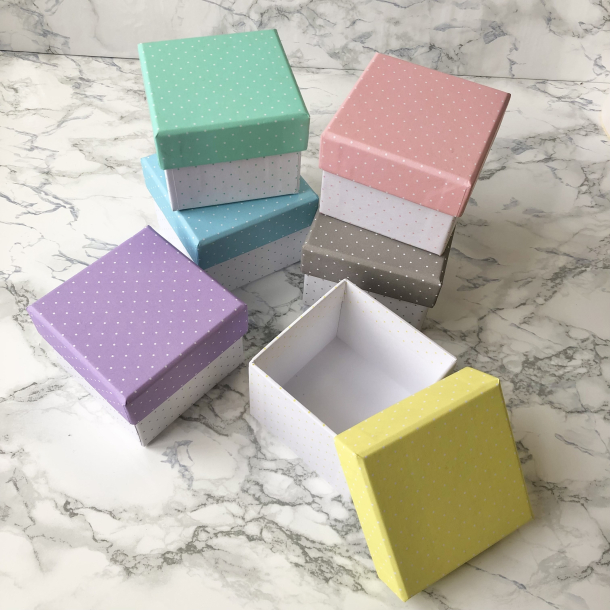 Lille ske med prikker, 7,5x7,5 cm, pastel