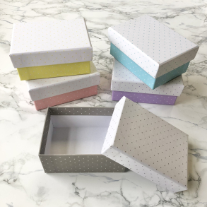 Lille ske med prikker, 8,5x6 cm, pastel