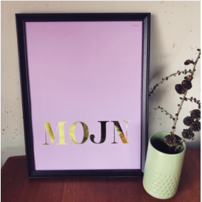 MutMut plakat 30 x 40 cm - MOJN guld p lavendel