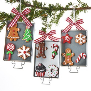 Ophng med bakke og julefigurer. 