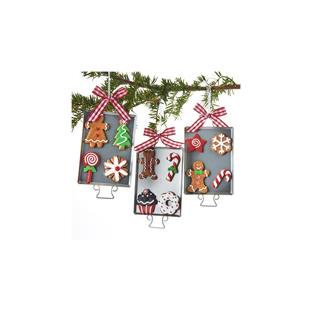 Ophng med bakke og julefigurer. 