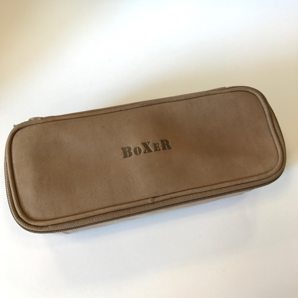 Penalhus Boxer stor - Lysebrun skind
