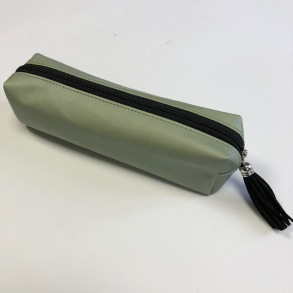 Penalhus med kvast, grn