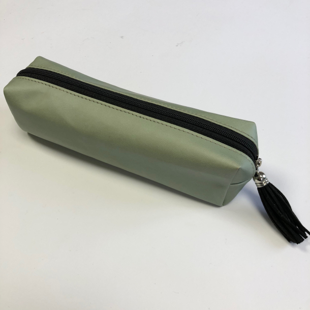 Penalhus med kvast, grn