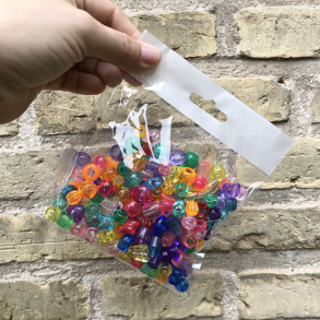 Pose med blandede perler i blandede farver