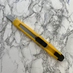 Shineway hobbykniv, 9 mm, lsbar, gul