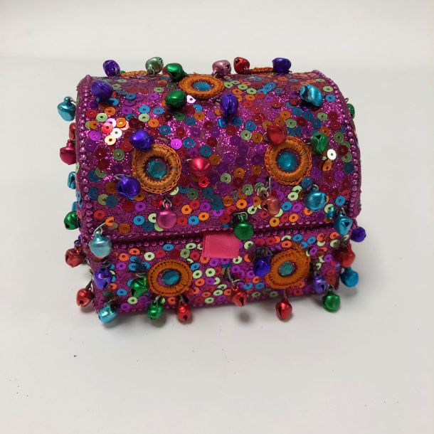 Smykkeske med stof, bjlder og palietter, 9 cm, pink