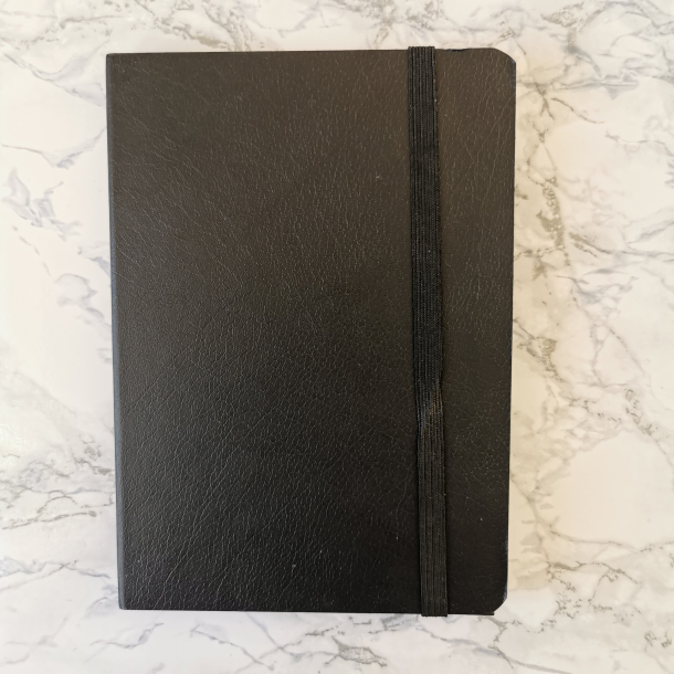 Sort notesbog, A6, m. elastik