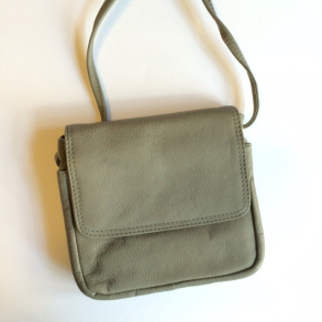 Treats lille skuldertaske st�vet gr�n KUN ONLINE